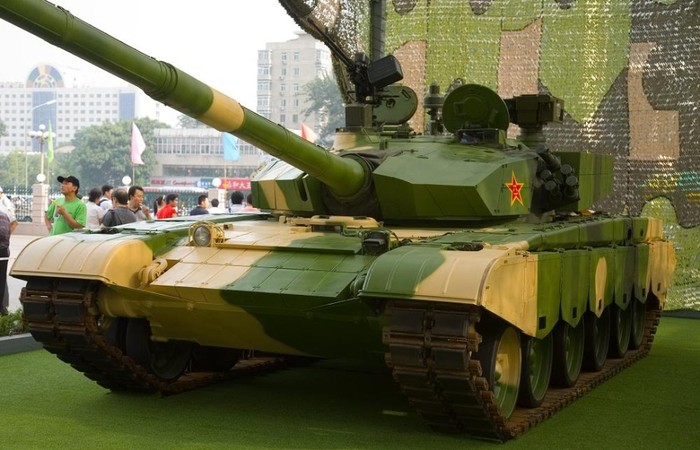 Năm 1997, bốn mẫu xe tăng hoàn chỉnh đã được thử nghiệm tại tỉnh Hắc Long Giang và chúng đã khiến các nhà lãnh đạo Trung Quốc hài lòng, sau một cuộc thử nghiệm khắc nghiệt với tổng hành trình 20.000 km và bắn 200 phát đạn pháo. ẢNH: Tăng Type-99 của Lục quân Trung Quốc
